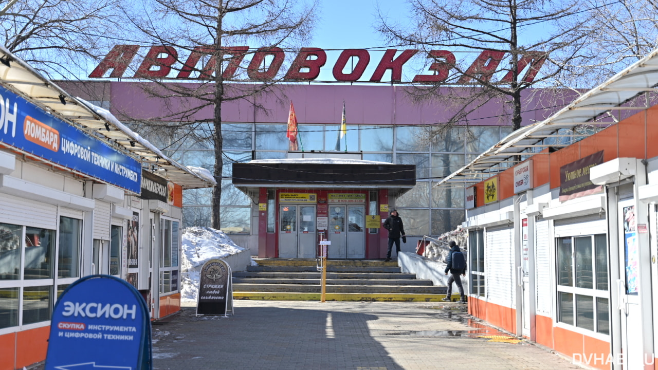 Все по закону: таксисты блокируют движение автобусов на автовокзале (ФОТО)