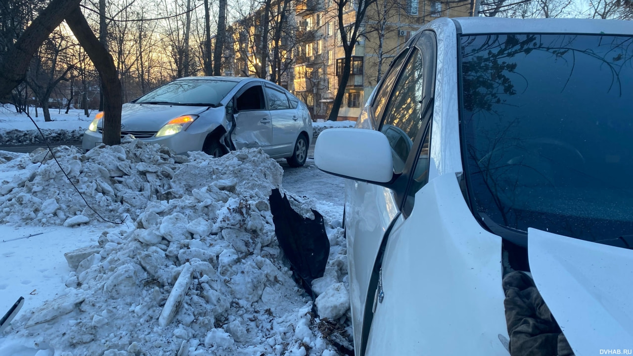 Один - серый, другой - белый: два Prius столкнулись на улице Юности (ФОТО)