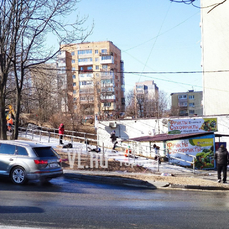 Водой из домов на Тихой заливает &laquo;ледяную горку&raquo; на тротуаре (ФОТО)