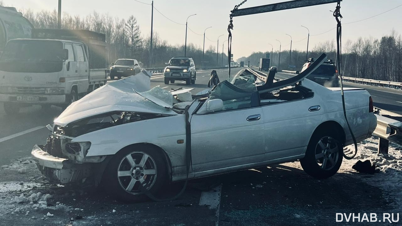 Nissan Laurel протаранил бензовоз на трассе «Уссури» (ФОТО)