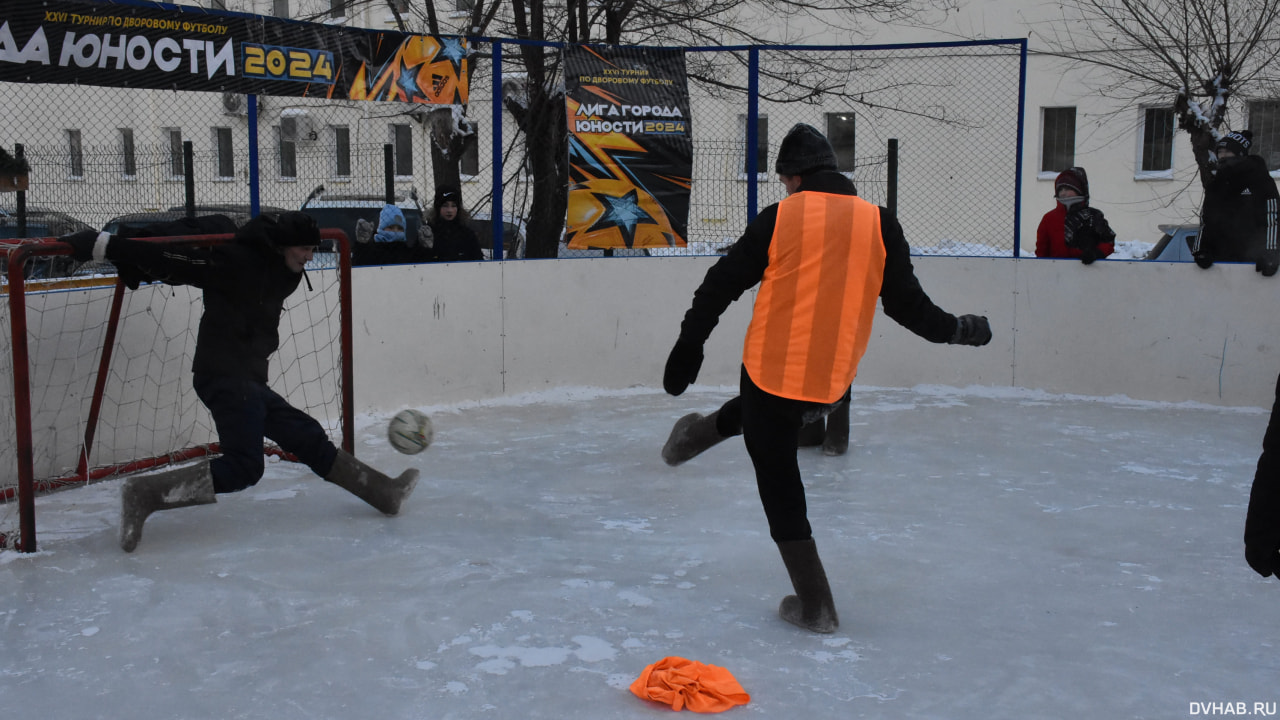 На льду в валенках сыграли в футбол дворовые команды (ФОТО; ВИДЕО)