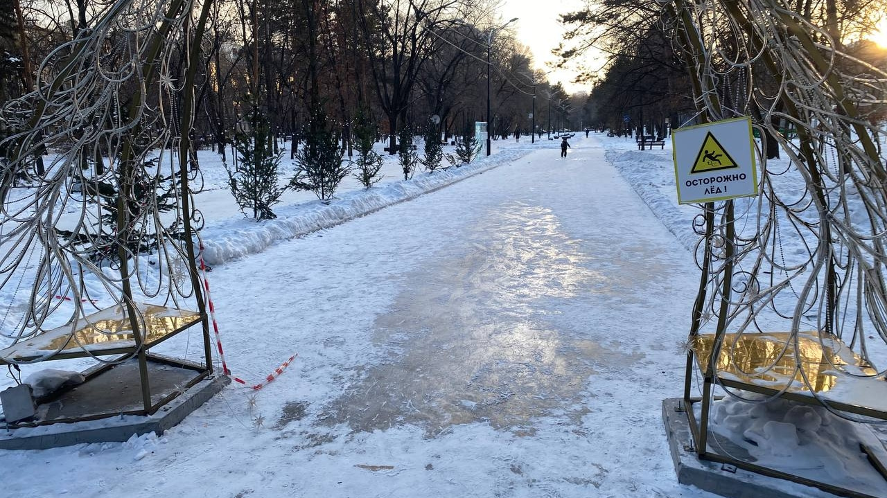 Городок на Амурском бульваре забросили после Нового года (ФОТО)