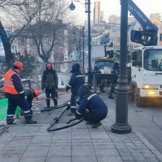 Опоры освещения, покрывшиеся коррозией, меняют в центре Владивостока