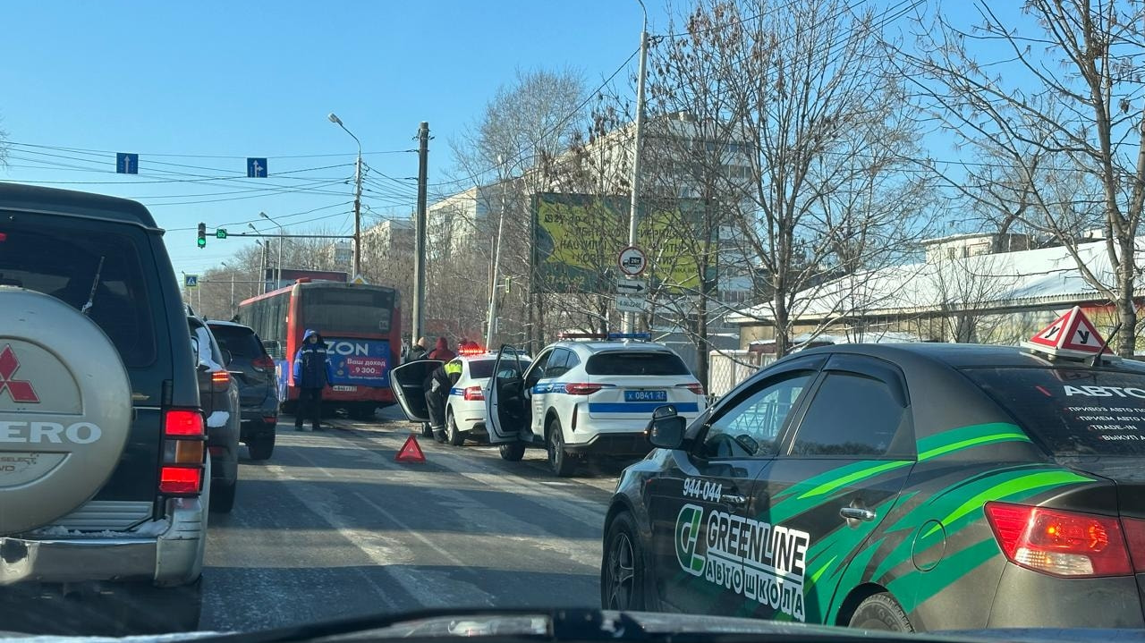 Из-за ДТП с автобусом в пробке стоят машины на Восточном шоссе (ФОТО)