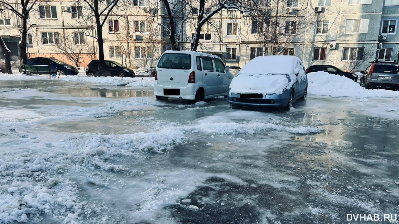 Скованные льдом: двор на Ворошилова затопило из-за коммунальной аварии (ФОТО)