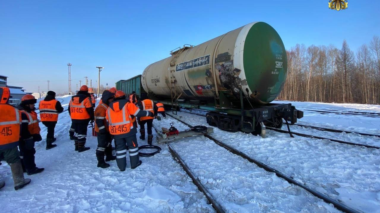 Цистерна с дизельным топливом сошла с рельсов в Хабаровском крае (ФОТО)