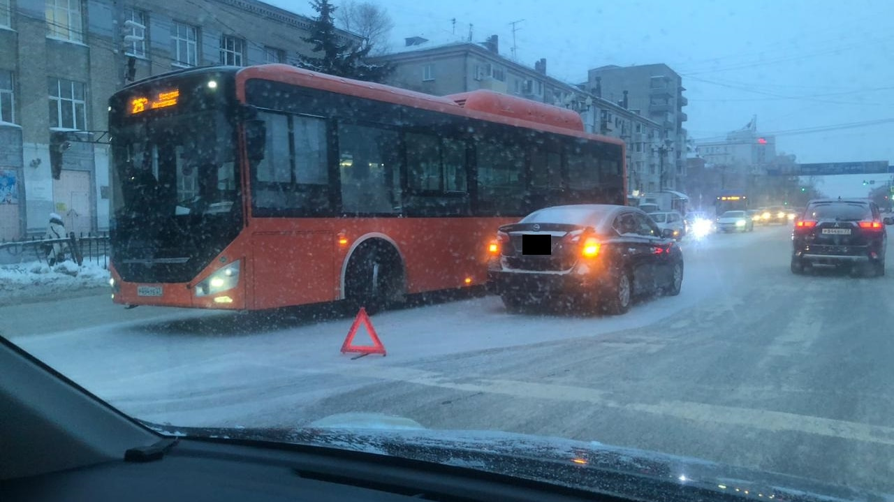 Пробка образовалась в центре Хабаровска из-за столкновения автобуса и Nissan