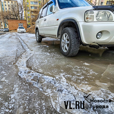 Во двор дома на Калинина больше месяца течёт вода неизвестного происхождения (ФОТО)