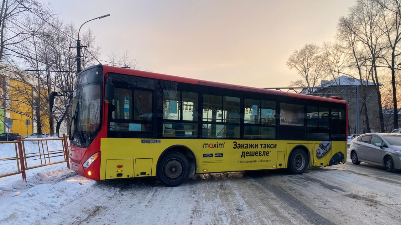 Летел в толпу: на скользкой дороге развернуло пассажирский автобус у «Заводской» (ФОТО)