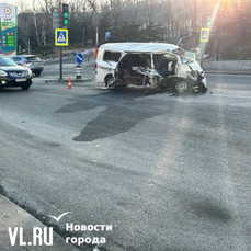 В районе Нагорного парка разбился микроавтобус, водителя и пассажира увезли на скорой