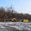 Рядом с местом, где была сцена, установлены несколько бытовок, туалет и стоит экскаватор — newsvl.ru