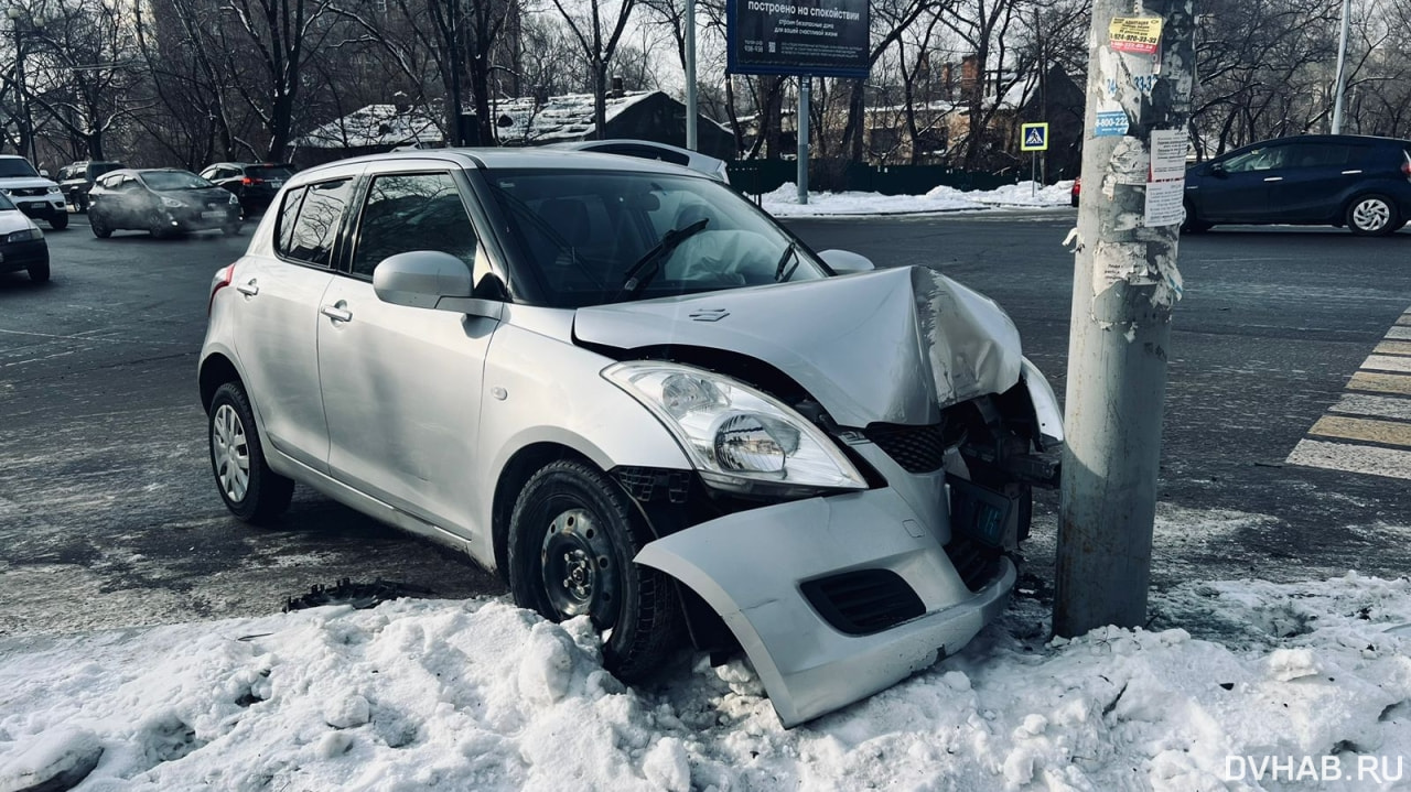 Swift врезалась в столб после столкновения с Prius на Серышева (ФОТО)