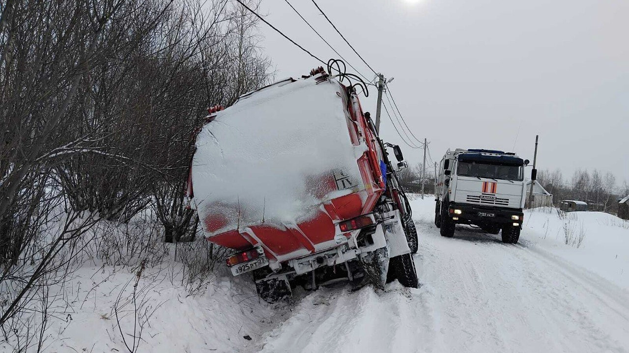 Застрявший мусоровоз вытащили из кювета спасатели МЧС (ФОТО)