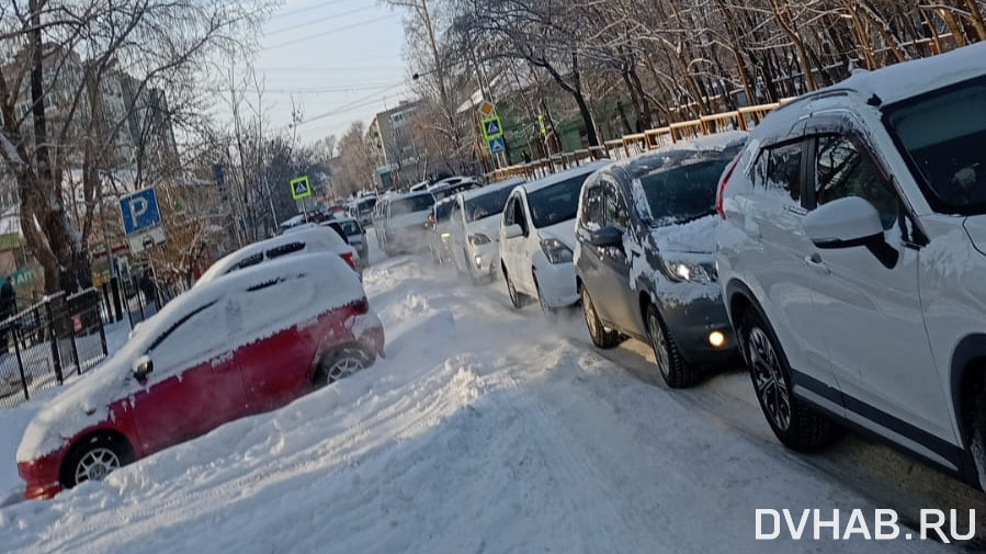 Машины застревают и буксуют в снегу в Трубном переулке (ФОТО; ВИДЕО)