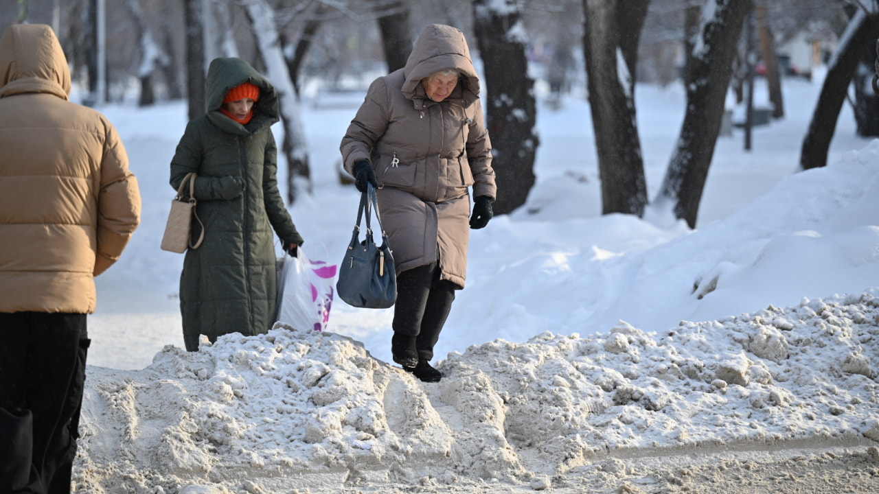 В склад снега превратились пешеходные переходы на бульваре (ФОТО; ПЕРЕКЛИЧКА)