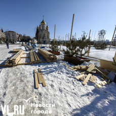 Новогодний городок начали разбирать на центральной площади Владивостока