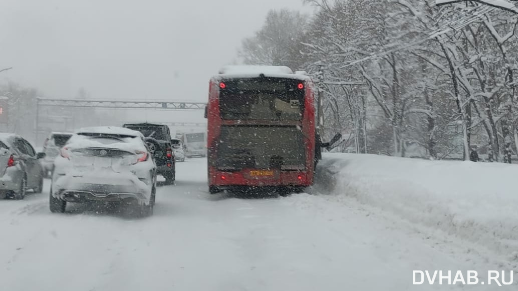 Автобусы застревают в снегу на Краснореченской (ФОТО; ВИДЕО)