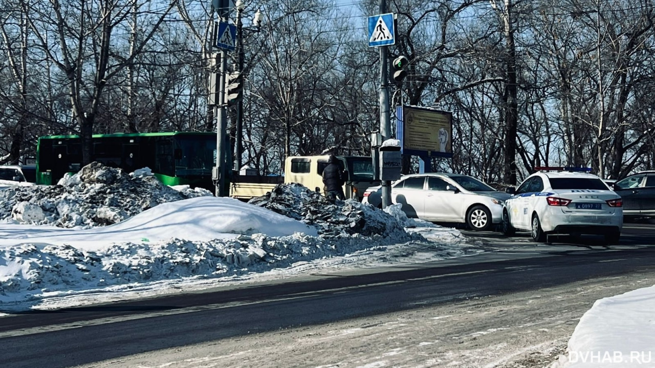 На Карла Маркса образовалась пробка из-за ДТП с грузовиком, легковушкой и «Богданом» (ФОТО)