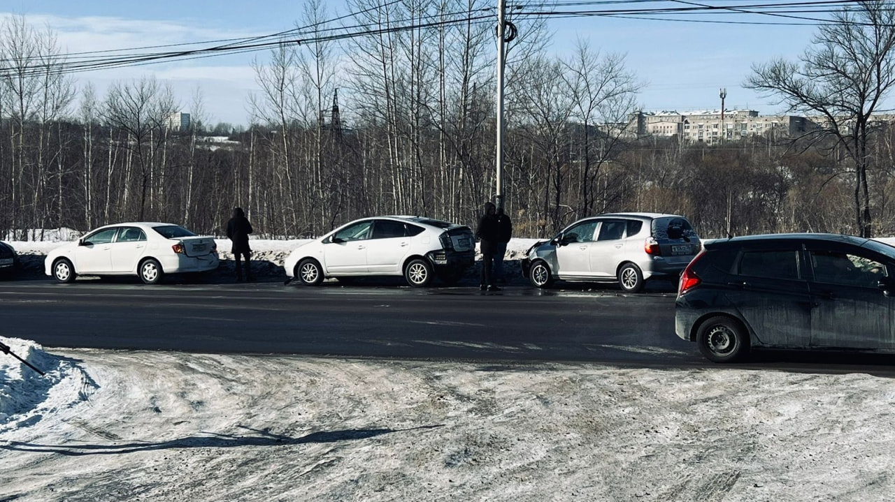 Две Toyota и Honda столкнулись на Воронежской из-за скользкой дороги (ФОТО)