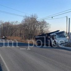 На Де-Фризе водитель самосвала сбил две опоры ЛЭП и отправил легковушку в кювет