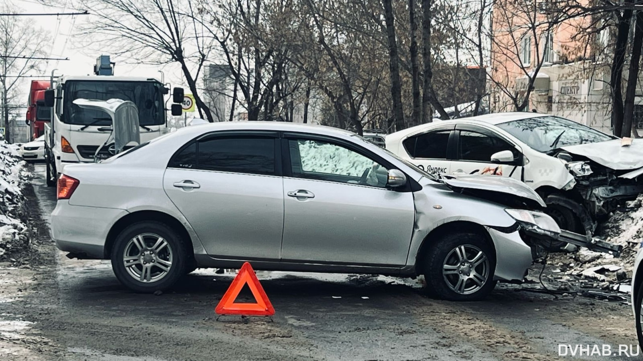 Движение парализовано: таксист и доставщик еды устроили ДТП на Юности (ФОТО)