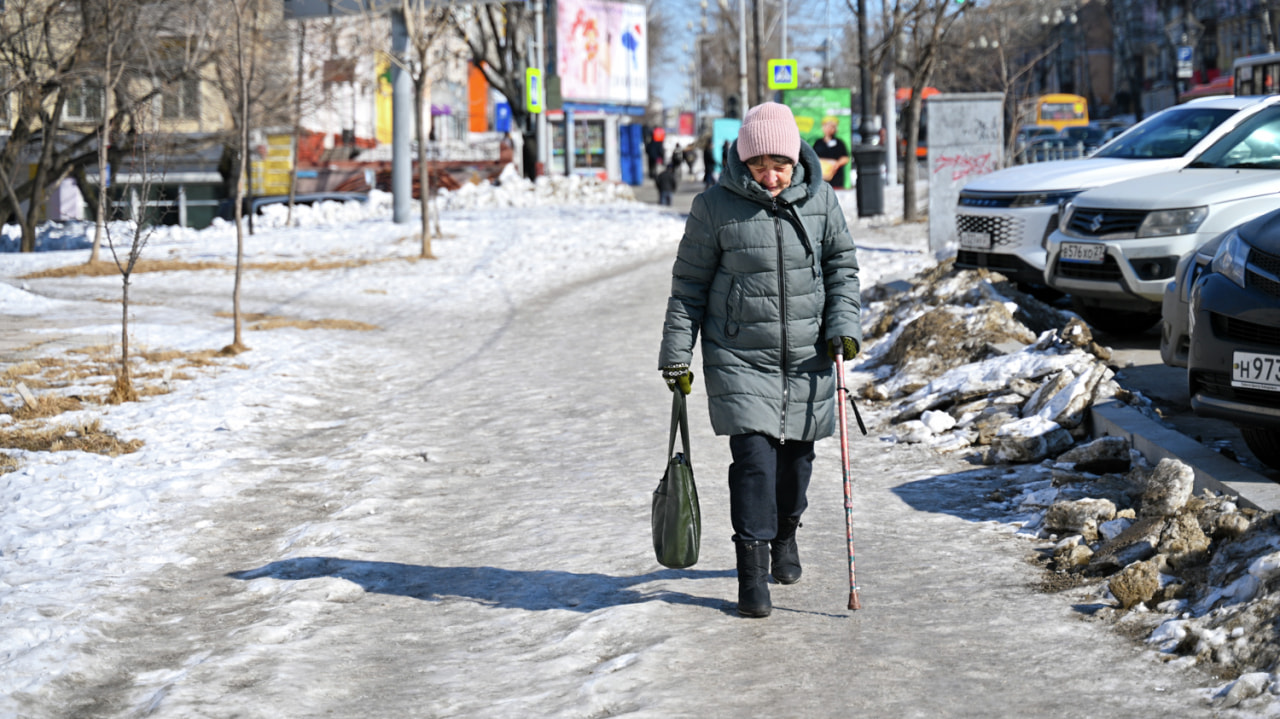 Смотрите под ноги: мэрия ответила на жалобы по поводу нечищеных тротуаров