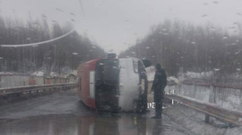 Маршрутный автобус опрокинулся в Хабаровском районе