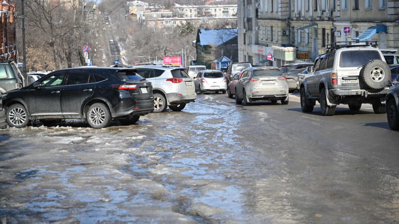 Водой из колодца топит дорогу возле «Вивеи» на Запарина (ФОТО)