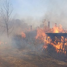 В селе Авангард от пала сгорел частный дом, ещё один - горит