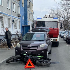 Мотоциклист без прав устроил ДТП во дворе на Сабанеева &#151; пострадал его ребёнок (ВИДЕО)