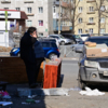 Арендодатель помещения пивного магазина ждёт такси, чтобы вывезти остатки вещей — newsvl.ru