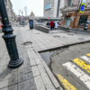 После дождей долго держится лужа, а плитка вокруг сильно вспучена, возможно, как раз из-за отсутствия рядом водоотвода — newsvl.ru