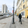 Обратите внимание на столб освещения. Его почему-то установили не с краю, а ровно посередине дороги — newsvl.ru