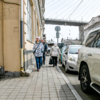Здесь очень узкий тротуар. Справа машины припаркованы незаконно (установлен знак, запрещающий парковку) — newsvl.ru