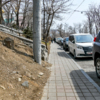 Тротуар узкий, при этом слева ещё и постоянно валится грунт — newsvl.ru