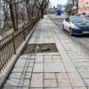 С чётной стороны можно увидеть пеньки от спиленных деревьев. Их почему-то не выкорчёвывают — newsvl.ru