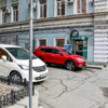 Рядом с въездом во внутренний двор погрануправления — разбитая дорога и стихийная парковка — newsvl.ru