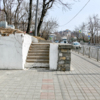 В районе бывших корпусов ДВГТУ есть необычный сквер. Он здесь очень давно, к нему ведут лестницы, на территории растут высокие деревья — newsvl.ru