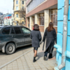 Возле суда (Светланская, 113) тротуар в угоду парковки резко уходит в сторону, людей заставляют поворачивать — newsvl.ru