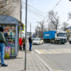 Один из рецептов узких неудобных тротуаров во Владивостоке - столб почти в середине тротуара и газетный киоск — newsvl.ru