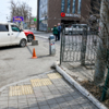 Возле детского сада (Светланская, 80а) тротуар в угоду парковки резко уходит в сторону, людей заставляют поворачивать — newsvl.ru