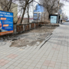 Здесь, на остановке «Авангард», явно бы не помешала новая тротуарная плитка — newsvl.ru