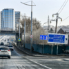 Табличка с указанием, как проехать в Уссурийск и Хабаровск. Но следующий поворот ведёт на объездную, а разворот на низководный мост (и по нему уже можно доехать до Хабаровска или Уссурийска) дальше — newsvl.ru
