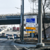Наконец появляется указатель разворота на Де-Фриз (и низководный мост), но его надо успеть разглядеть в куче других табличек — newsvl.ru