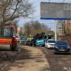 Пока одну часть Стрелрчной ремонтируют, на другой складывают трубы канализации, которые проложат на Жигура  — newsvl.ru
