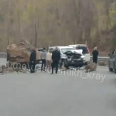 На трассе под Партизанском несколько автомобилей попали под камнепад (ВИДЕО)