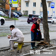 Жители Борисенко и неизвестный герой несколько лет возвращают к жизни единственную лавочку на остановке трамвая