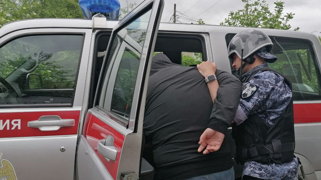 Пьяный мотоциклист без прав сбил двух пешеходов в Облучье