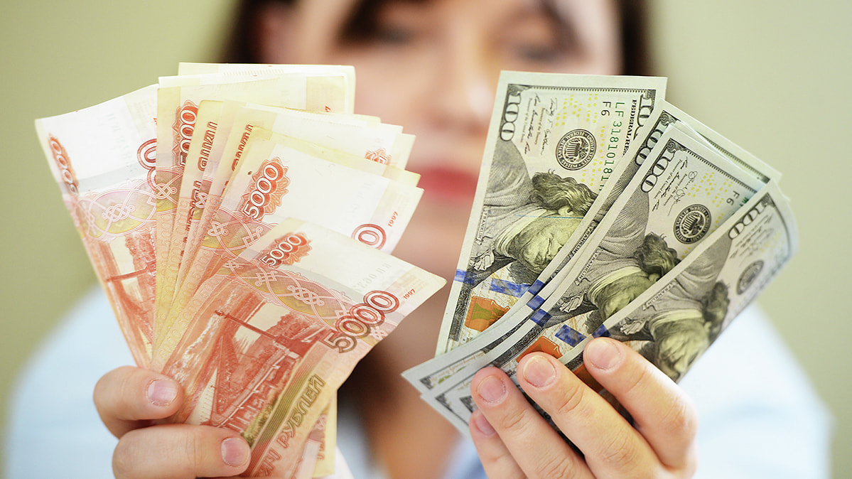 ЦБ установил курс доллара ниже 81 рубля на праздничные дни