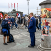Фотозона возле столба с лозунгами и плакатами — newsvl.ru